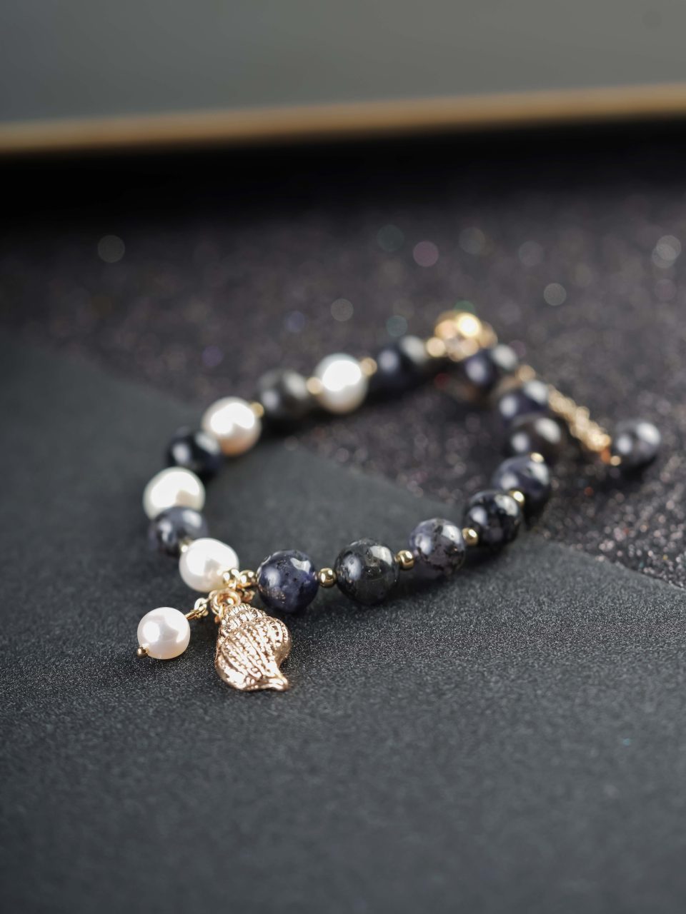 黑发晶金贝壳设计款手链 Black Rutilated Quartz with Golden Shell Design Bracelet